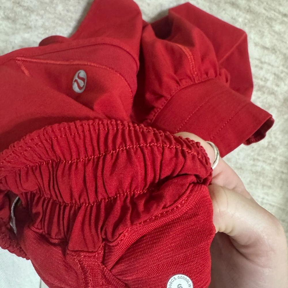 Lululemon hotty hot shorts 2.5” size 6 - Picture 5 of 5